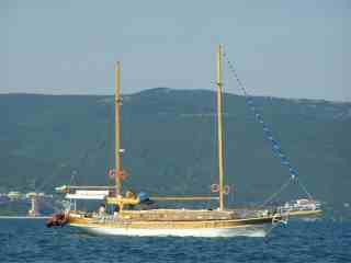 29-Cruise boat