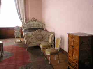 26-Palace bedroom